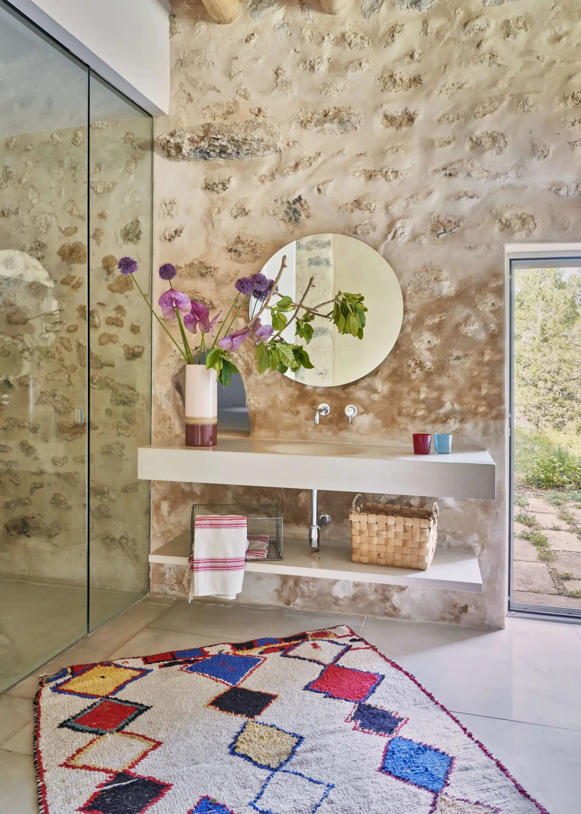 Piedra en un baño de diseño