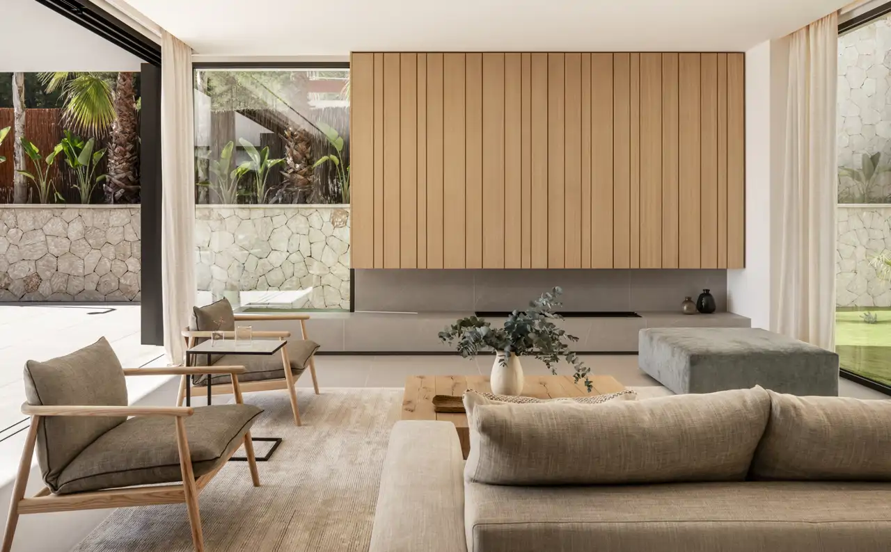 salón mediterráneo con butacas, sofá y madera