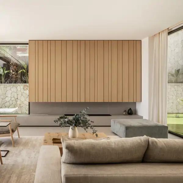 salón mediterráneo con butacas, sofá y madera