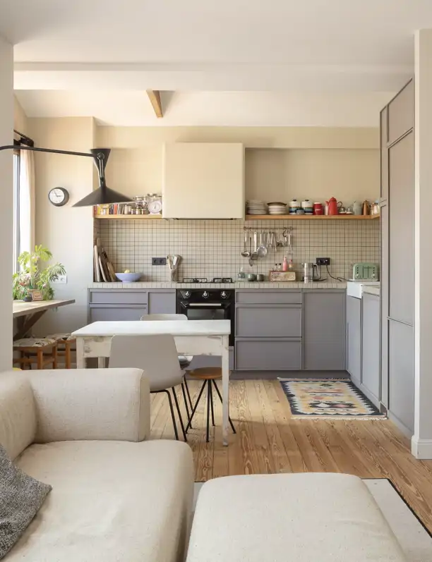 Esta casa centenaria (70 m²) refleja el estilo bohemio de su propietaria y acierta al mezclar elementos originales y piezas modernas