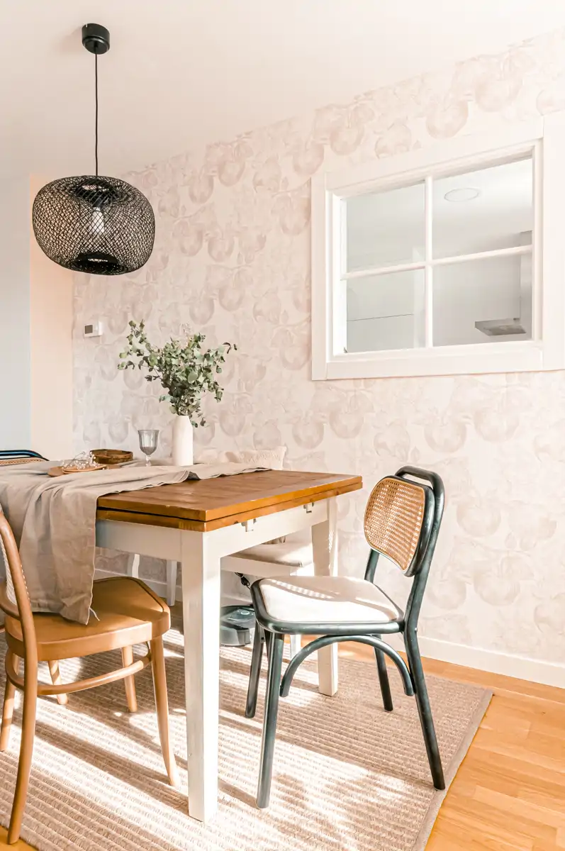 COMEDOR VESTIDO CASUAL RUSTICO CON VENTANA A COCINA Y SILLAS DE CANNAGE