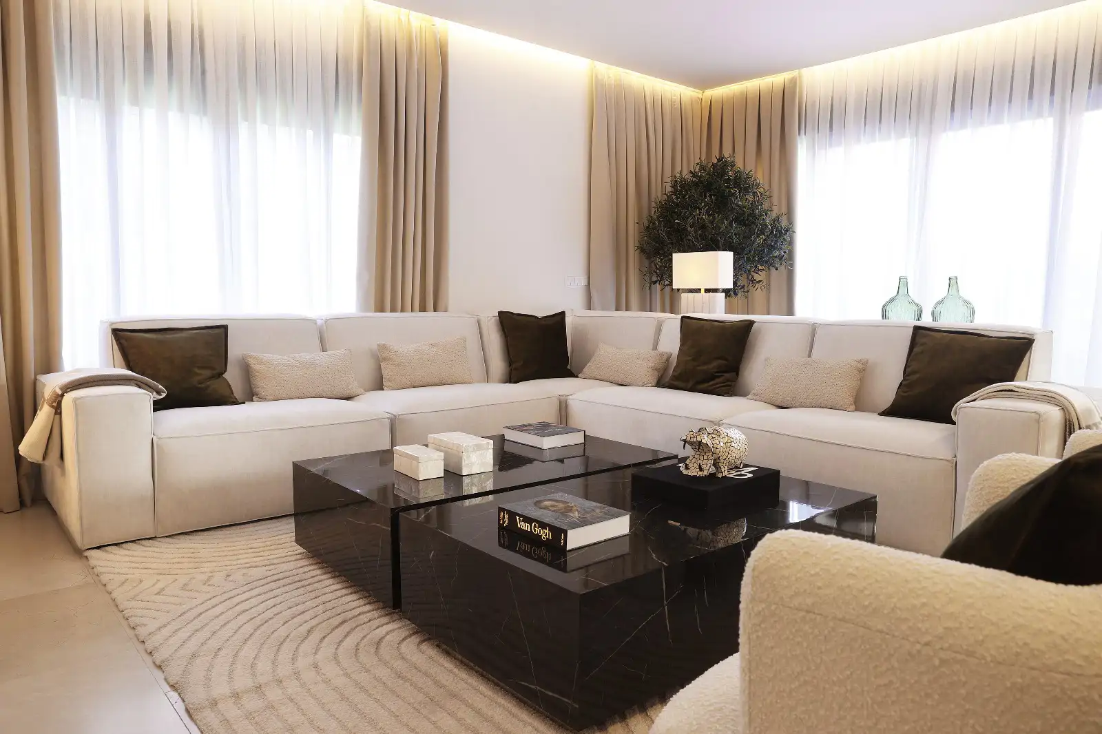 Salón con cortinas de tipo visillo con sofá rinconero