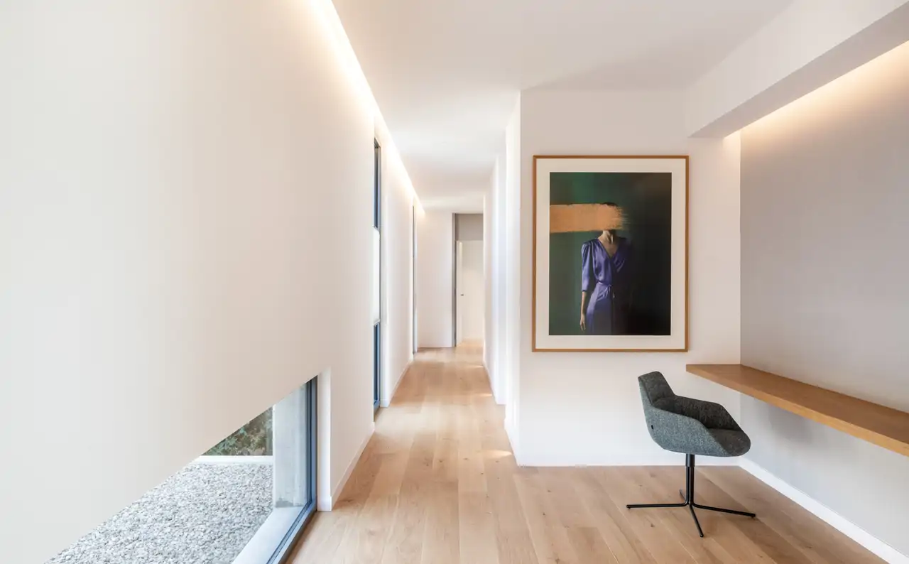 La nota cálida y decorativa para una zona de paso casi sin fin