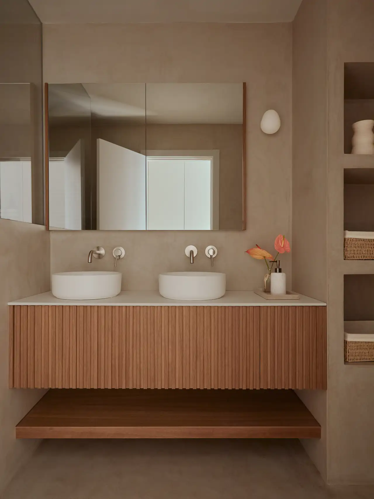 baño principal microcemento y mueble madera listones