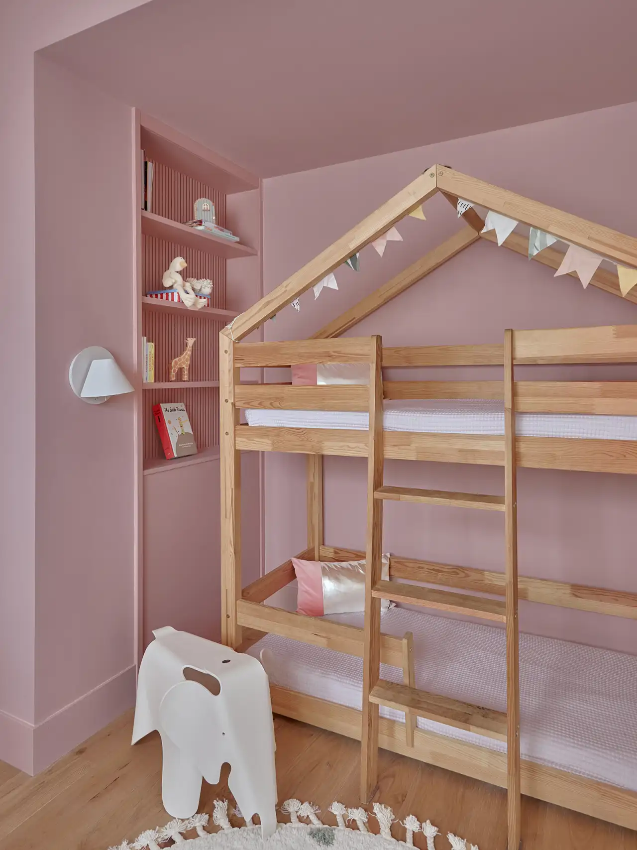 dormitorio infantil color rosa casita madera