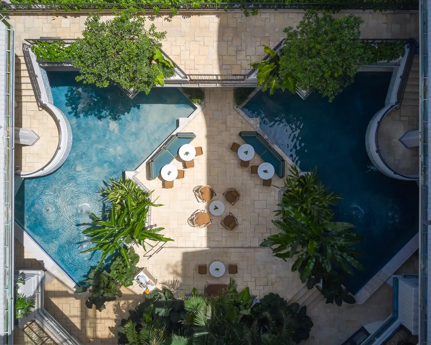 El patio del hotel es su epicentro y oasis de paz.