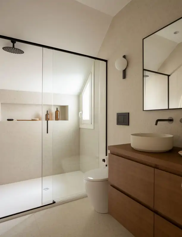 11 cuartos de baño modernos con plato de ducha: ideas que puedes copiar en tu casa (sea pequeño o grande)