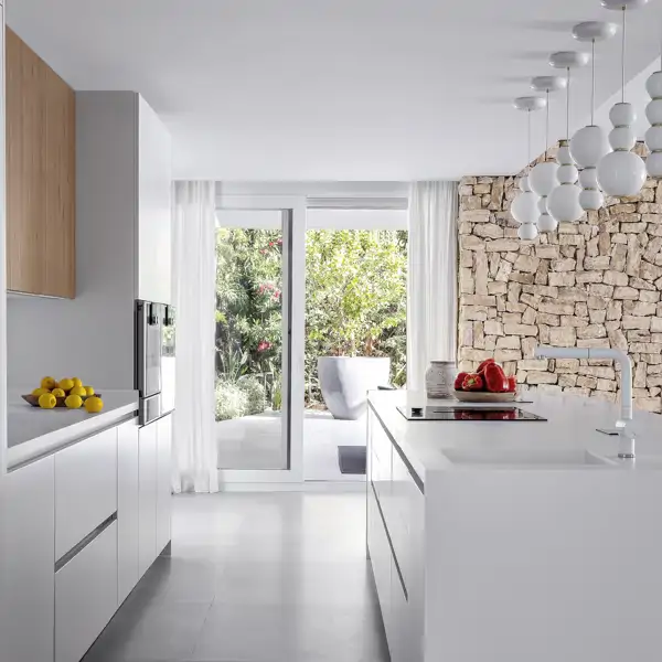 10 ideas fabulosas para dar estilo a una cocina blanca y abierta, vistas en la revista Interiores