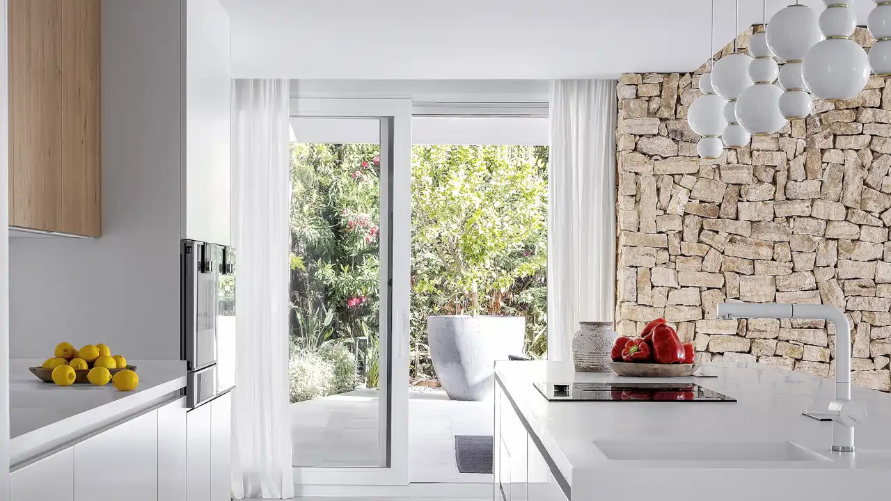 10 ideas fabulosas para dar estilo a una cocina blanca y abierta, vistas en la revista Interiores