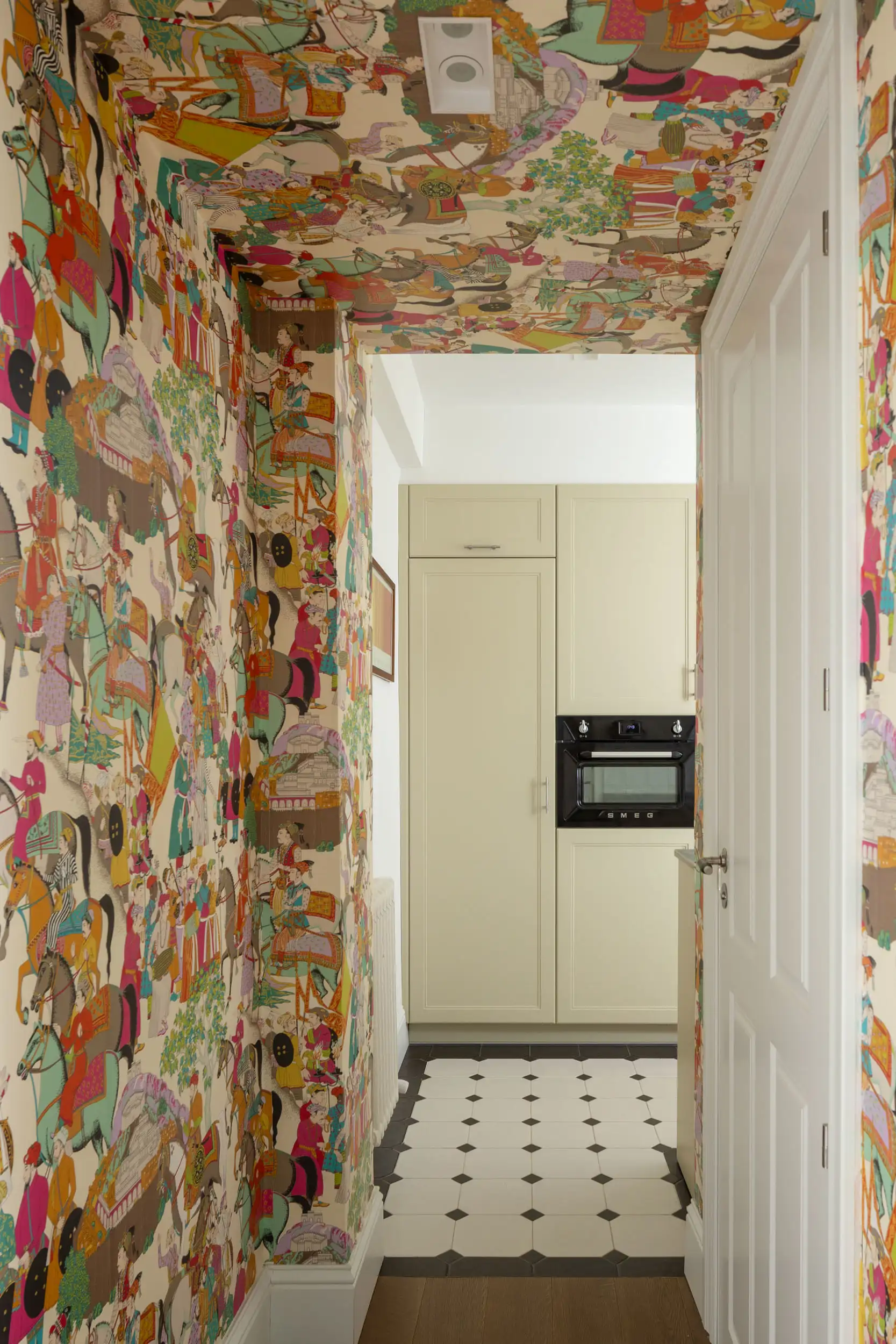 Pasillo con paredes y techo decorado con papel pintado de colores