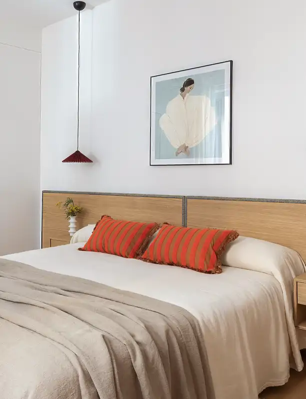 10 fundas nórdicas y colchas blancas de Zara Home que quedan fenomenal con cabeceros de madera y cojines de colores