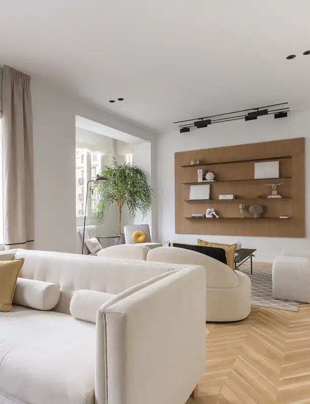 Así de elegante y lujoso queda un piso al recibir una reforma y home staging: con cocina abierta, colores neutros y grandes ideas