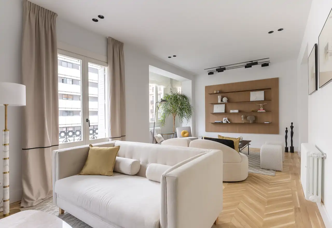 Así de elegante y lujoso queda un piso al recibir una reforma y home staging: con cocina abierta, colores neutros y grandes ideas