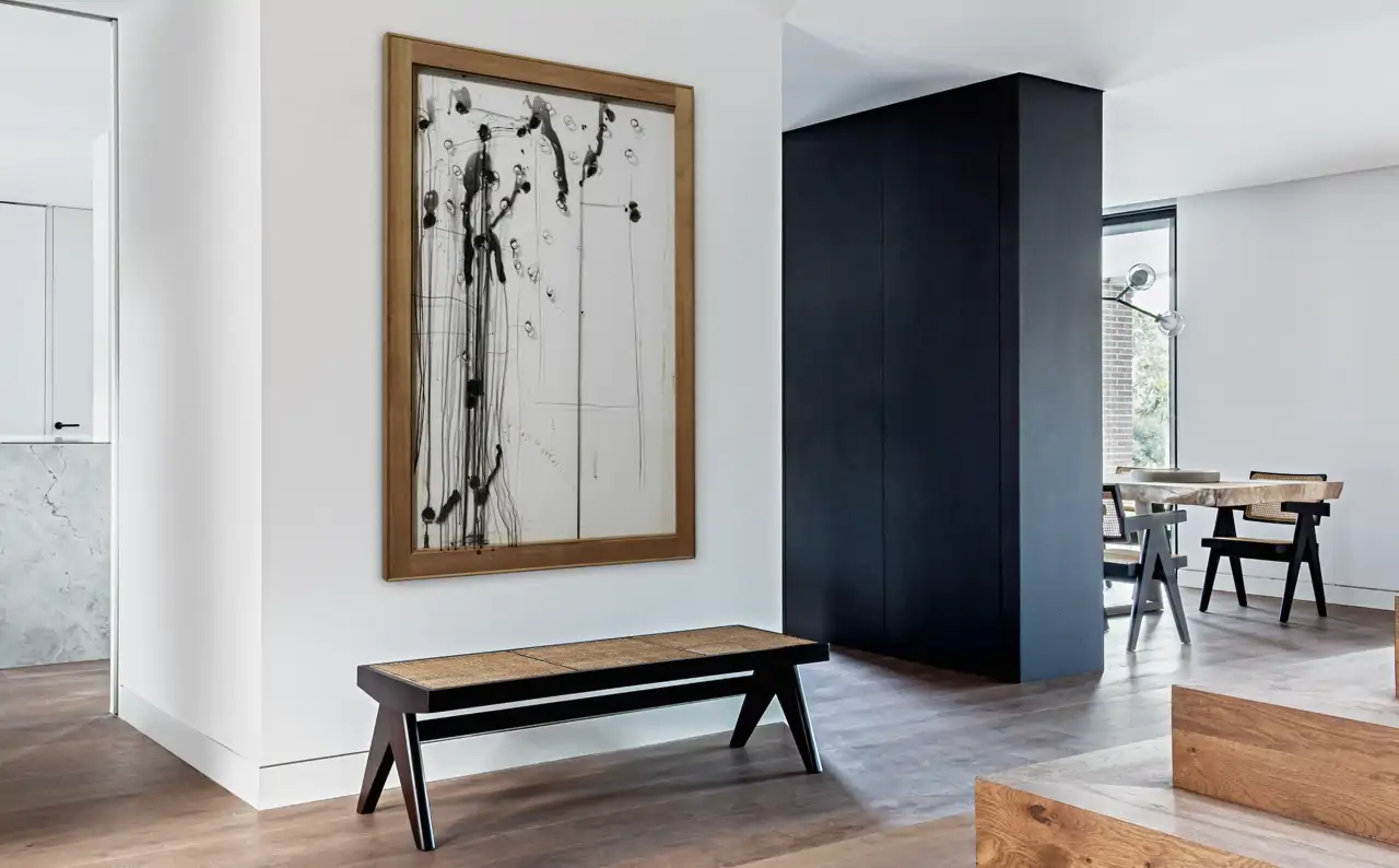 Recibidor de estilo sobrio con una obra de arte como protagonista. Interiorismo: Lourdes Nieto