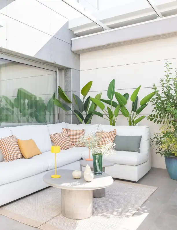 Los diseñadores de Zara Home aciertan: el macetero elegante de terracota que estiliza cualquier terraza
