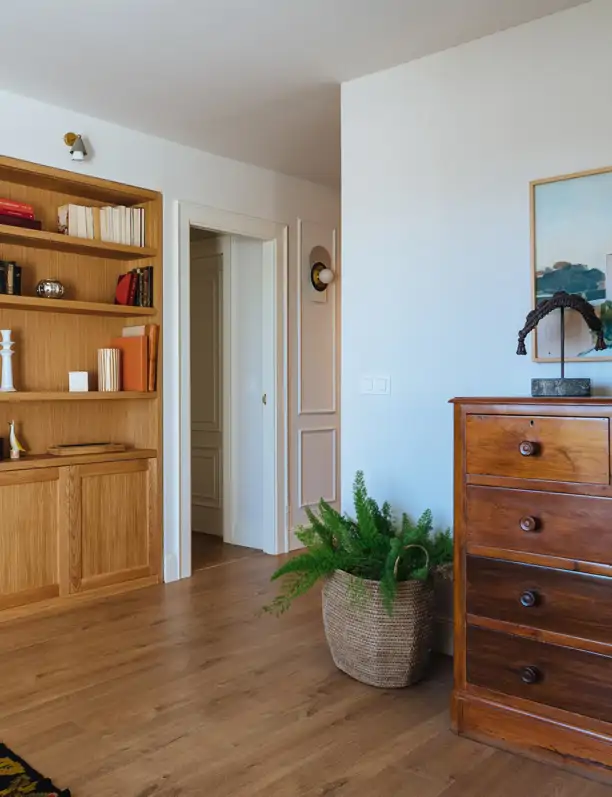 Los interioristas se despiden de los muebles de madera clara: esta alternativa es mucho más elegante