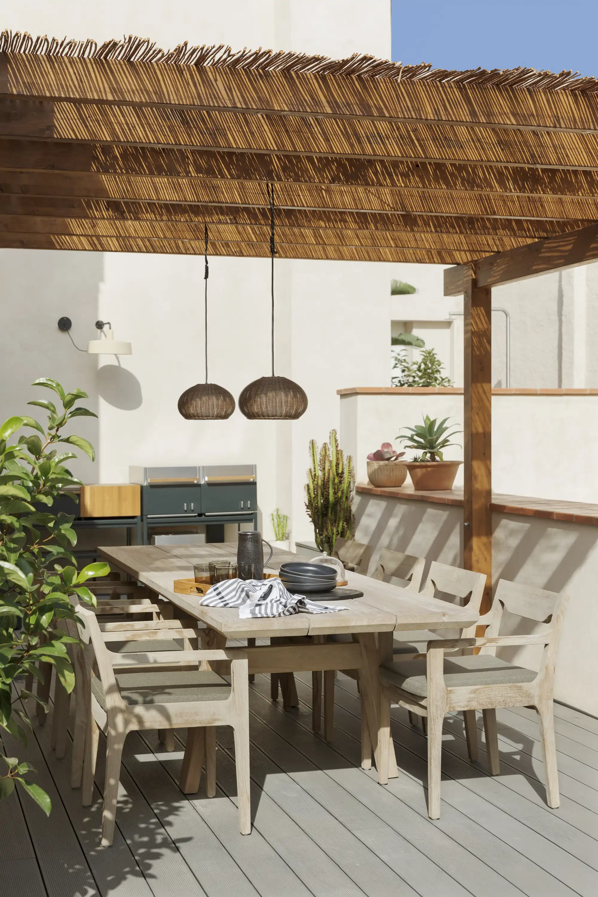 Terraza urbana con toldo de fibras naturales