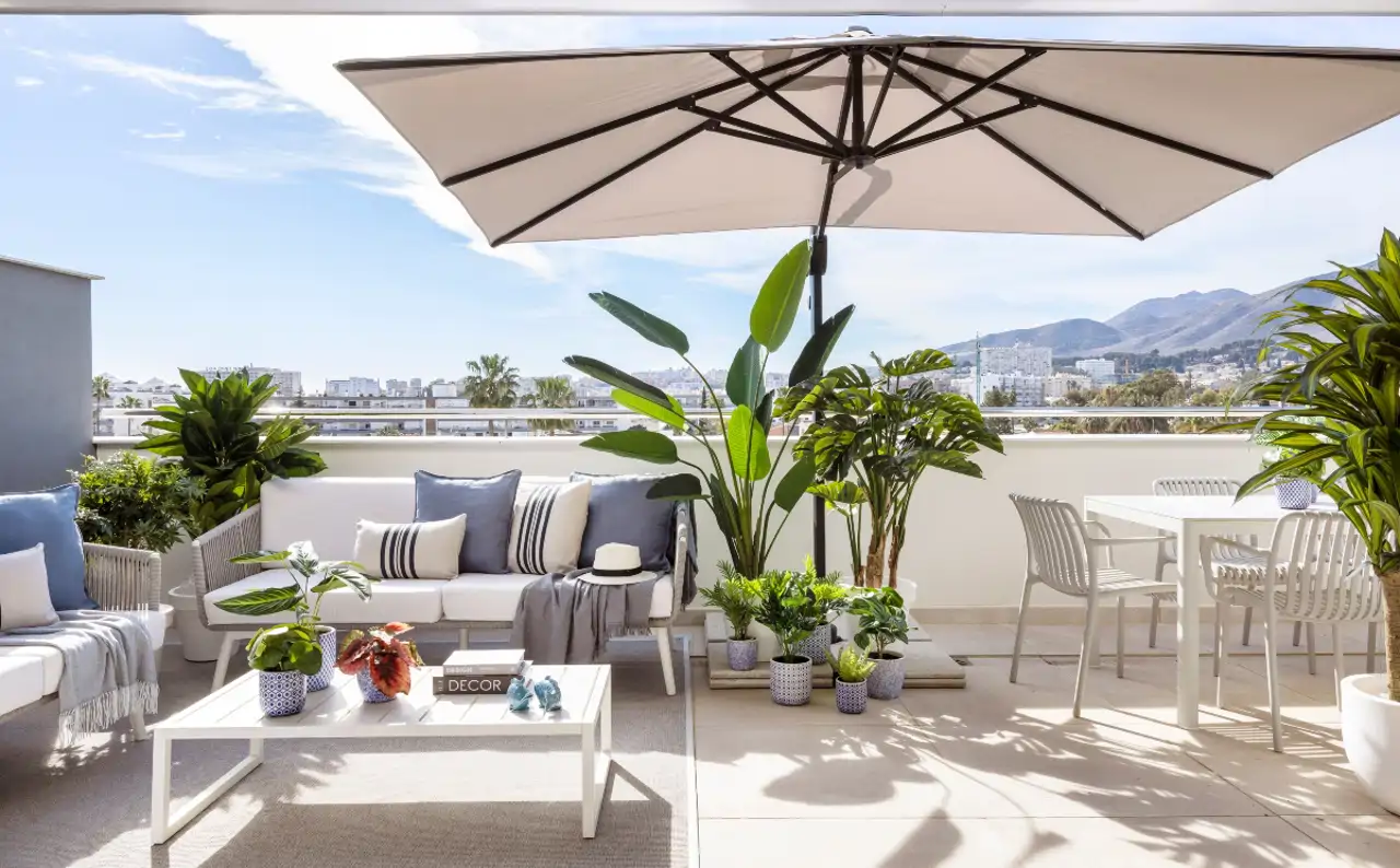 Terraza con suelo porcelánico. Interiorismo: Alberto Torres. Proyecto: Alamar