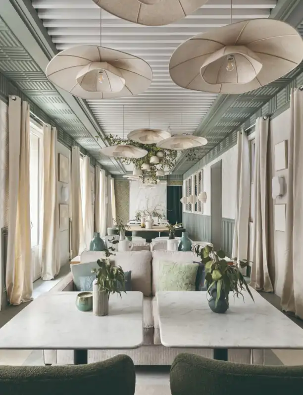 Ideas para decorar las paredes y techos vistas en Casa Decor 2025: azulejos, colores atrevidos, papeles texturizados…