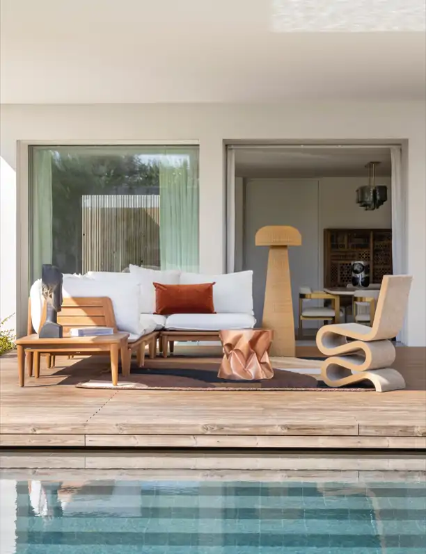 Ni sombrilla ni toldo: la solución mucho más elegante vista en una terraza de la Revista Interiores 