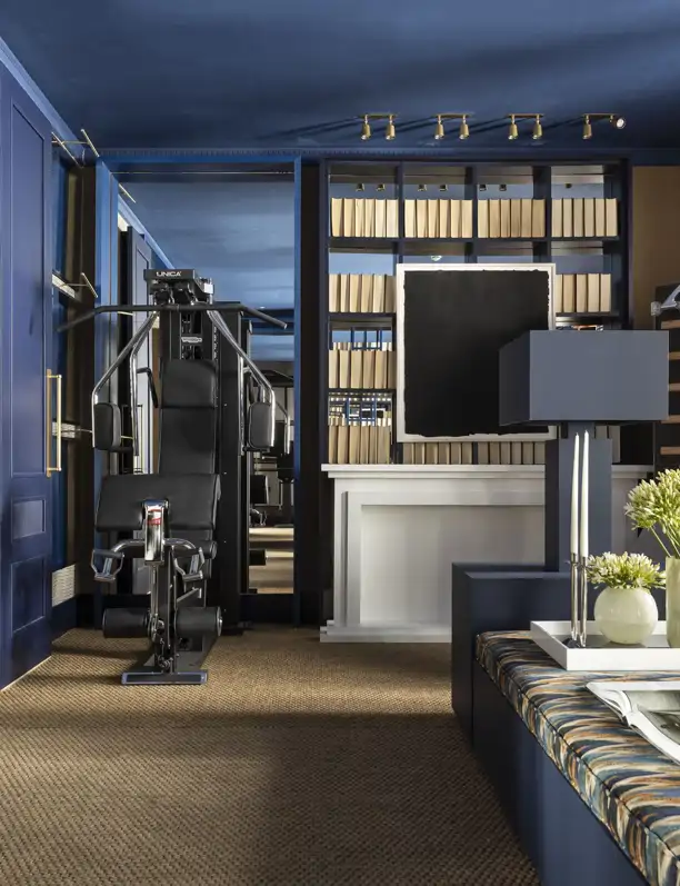 Un interiorista convierte un gimnasio en una obra de arte: con librerías y coctelería, visto en Casa Decor 2025