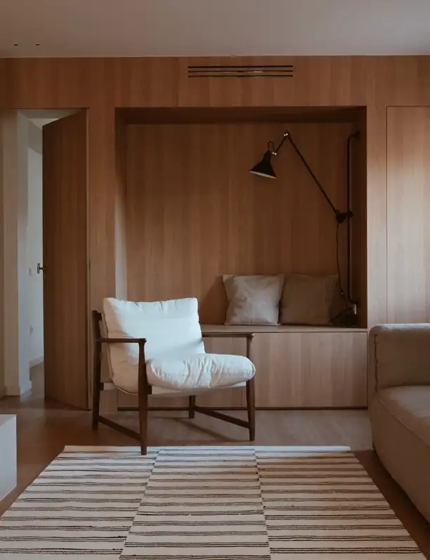 Esta casa es un homenaje a la arquitectura de los 60 adaptada a un estilo de vida luminoso, cálido y mediterráneo