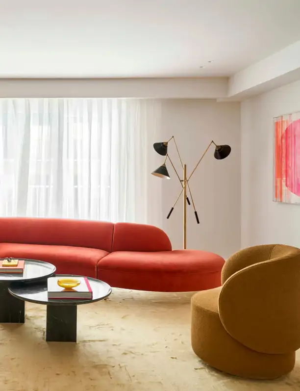 Olvídate del bouclé en el salón y de la grifería negro mate en el baño: estas tendencias dominarán la casa en verano 2025