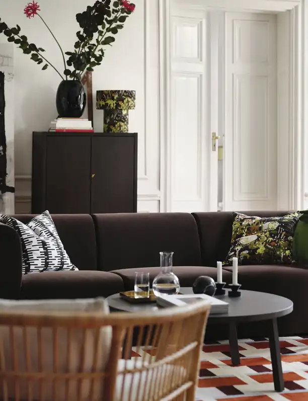 Novedades HOY en IKEA: los 8 muebles más elegantes, bonitos y prácticos (desde vitrinas a mesas y sofás)