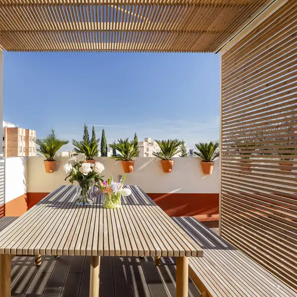 Terraza con listones de madera