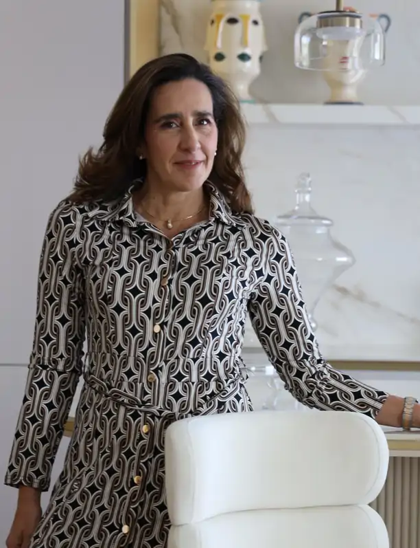 Claudia Schultheis, interiorista, tiene las mejores ideas para un dormitorio zen: "El color verde y la moldura añaden vida, carácter y mucho equilibrio visual"