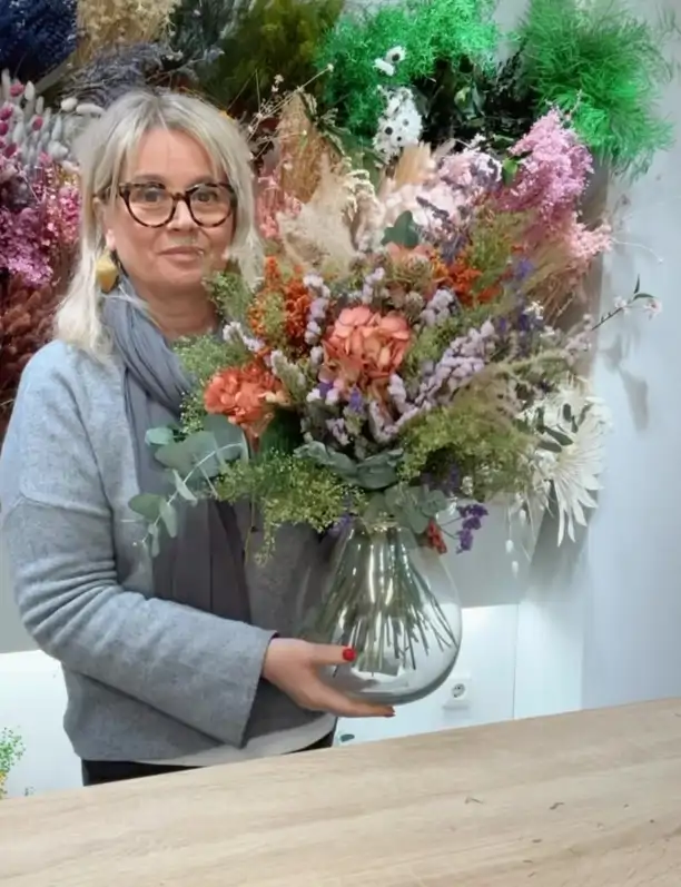 Ana Alcázar, florista, desmiente 3 mitos sobre las flores preservadas: "No son caras, son una inversión en belleza y decoración"