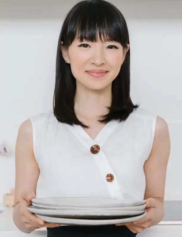 Marie Kondo se enamora de este sillón de IKEA: de madera, lino y que respira estilo japandi