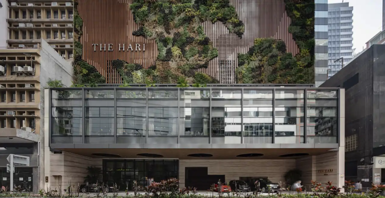 The Hari, el boutique hotel con una pared vegetal en el exterior.