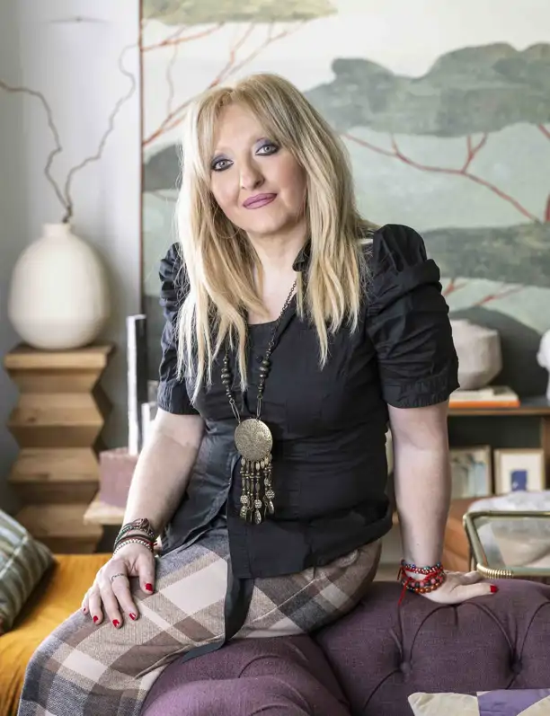 Rosa Lahoz, interiorista: "Suelo pintar las paredes y el techo del dormitorio en un mismo color porque crea una atmósfera de paz y relajación"