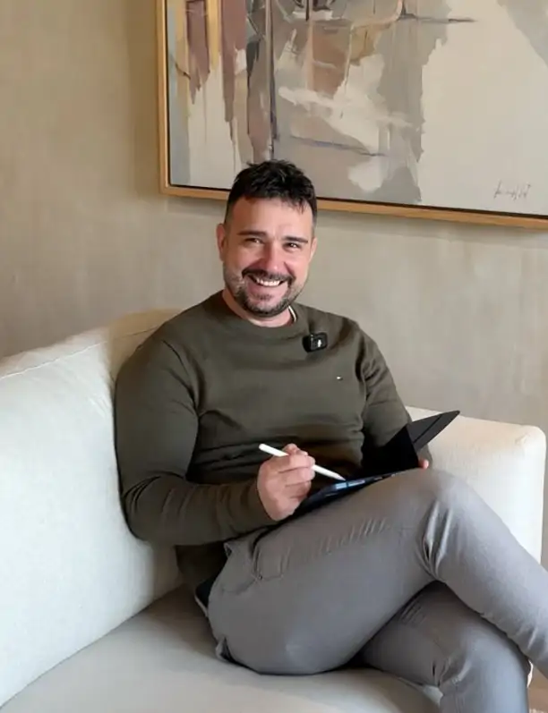 José R. García, arquitecto de interiores: "En pisos pequeños, si no tienes una ventana detrás del sofá, es muy recomendable poner un espejo"