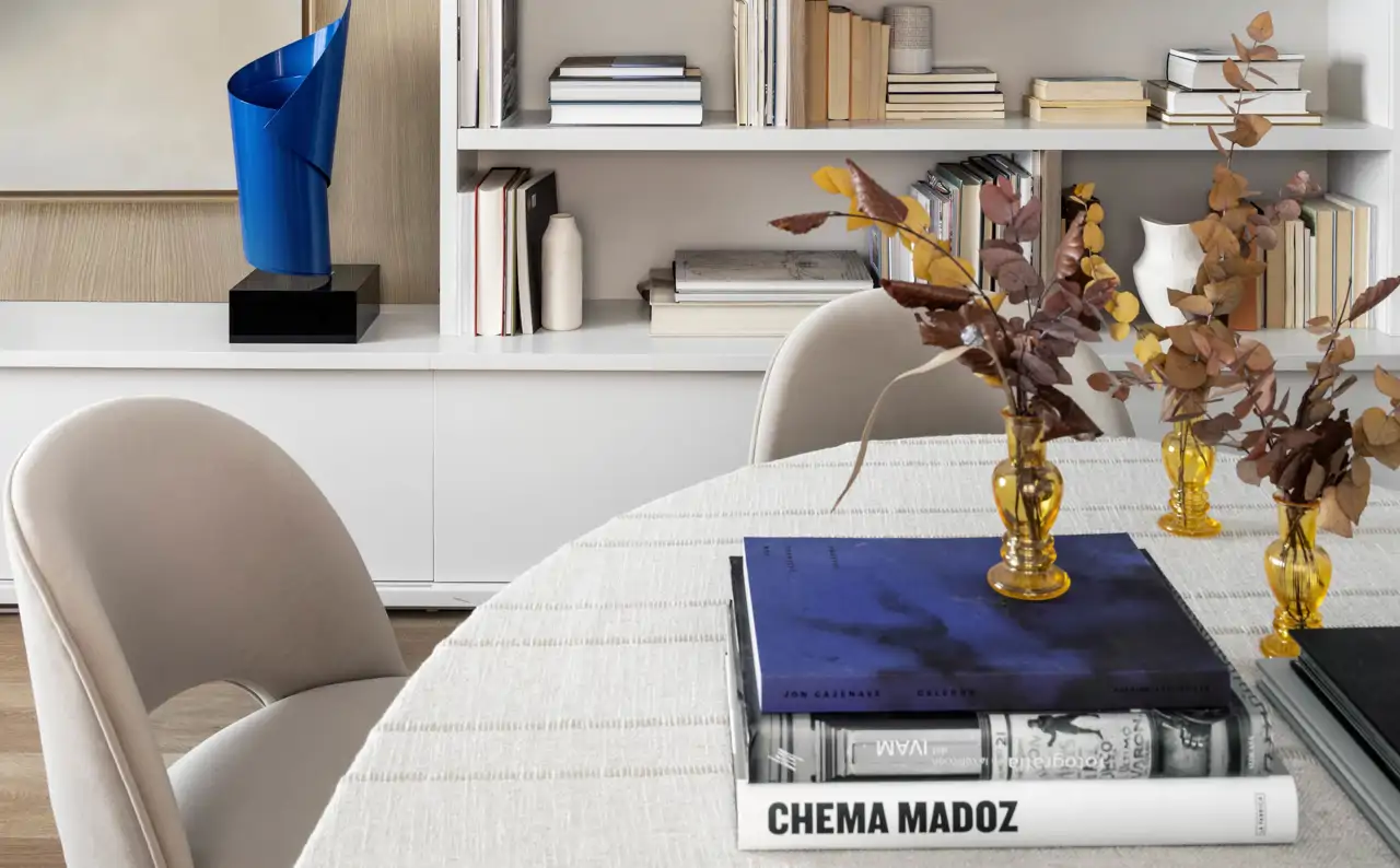 Salón con librería en la TV