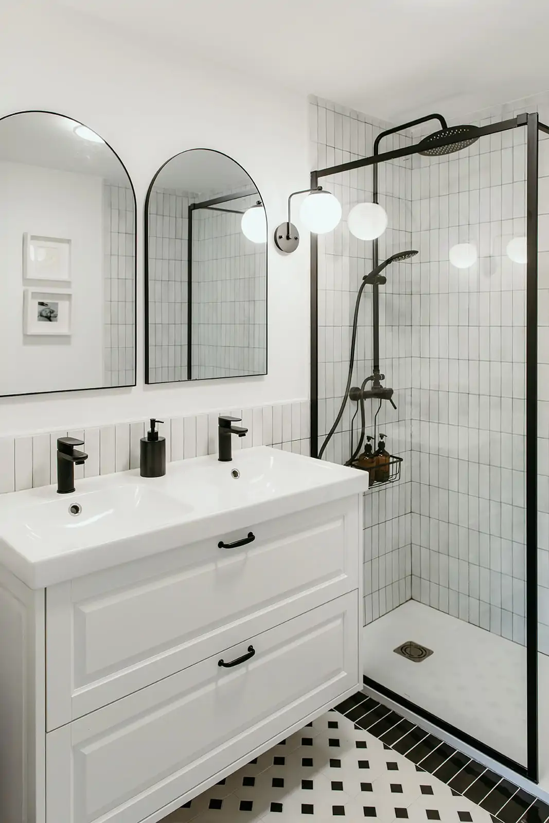 baño en blanco y negro