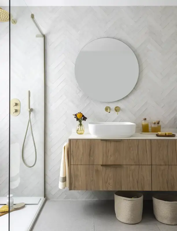 Lo que SÍ y lo que NO debe tener un baño moderno, pequeño y práctico en 2025 (según Ana Guillén, interiorista experta)