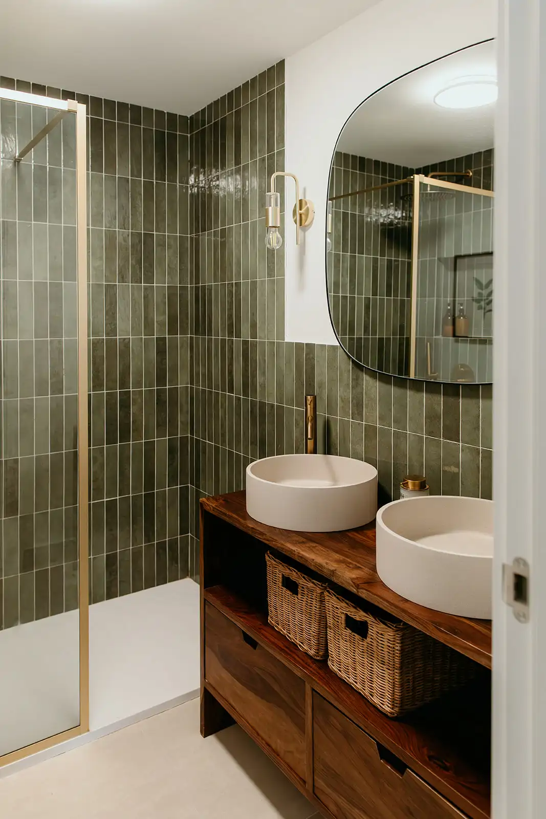 baño principal baldosas verde y apliques dorados