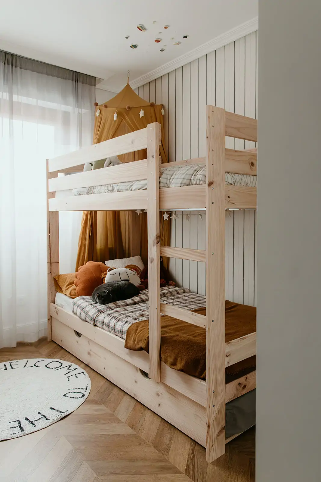 dormitorio infantil litera madera clara
