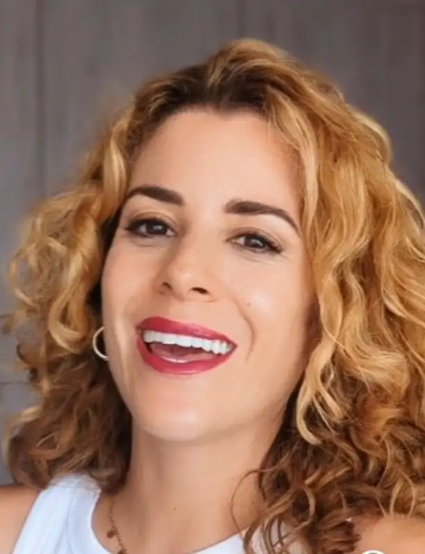 Estefanía Jurado, interiorista: "Si tienes una cocina abierta, unir la mesa a la isla y poner un espejo puede ser la solución perfecta"