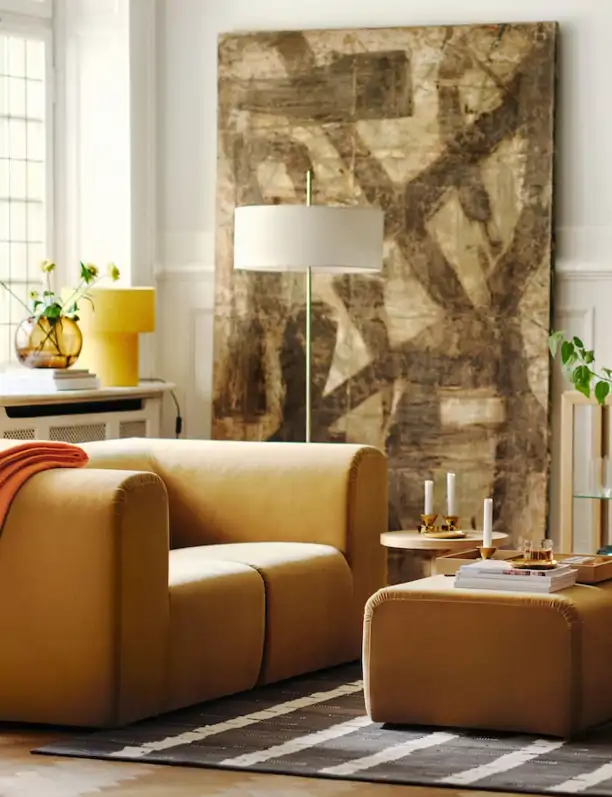 IKEA hace un guiño a los hogares +50 con esta nueva vitrina: con puertas correderas, madera y un aire lujoso