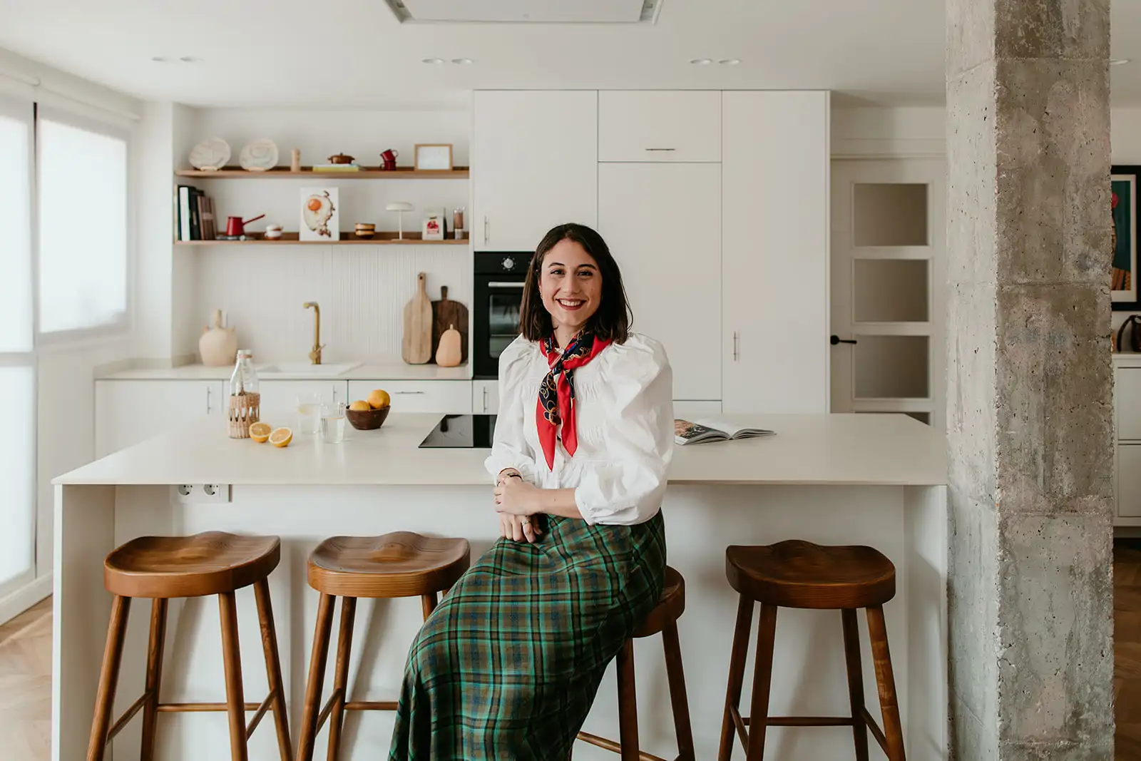 La autora de la reforma, Anabel Soria, que posa en la cocina abierta, ha creado también el segundo hogar de esta familia de Madrid.