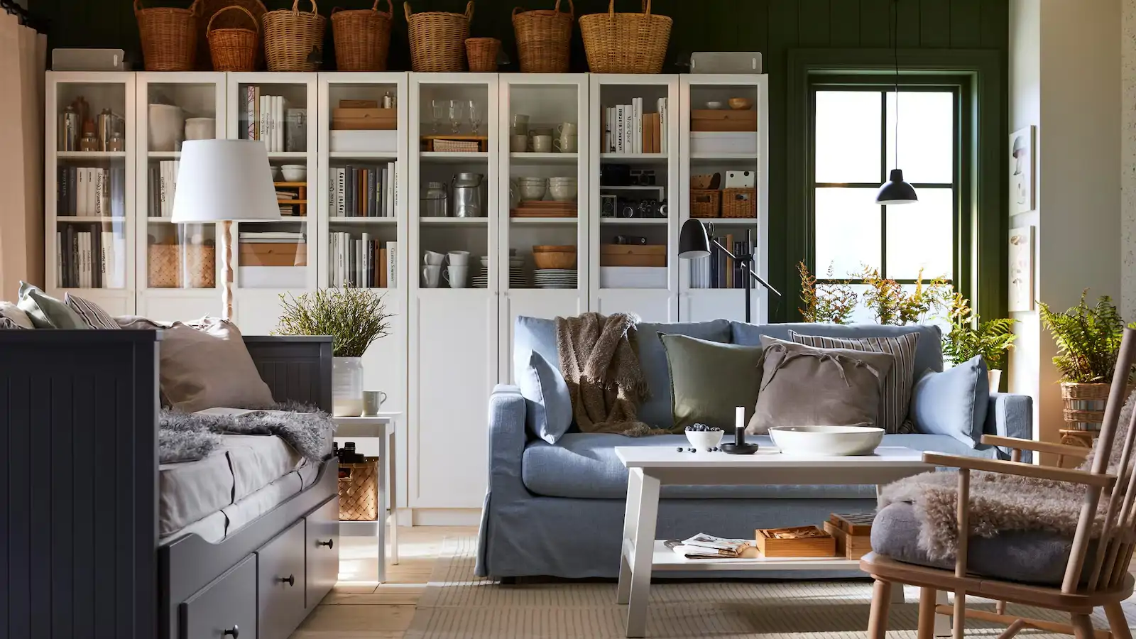 Un salón de estilo rústico, de casa de campo con plantas y helechos