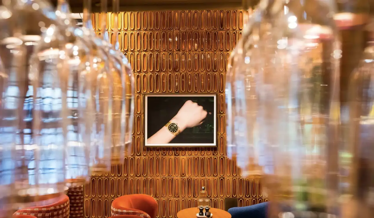 Obras de arte de artistas locales se encuentran en el bar de Wilde.