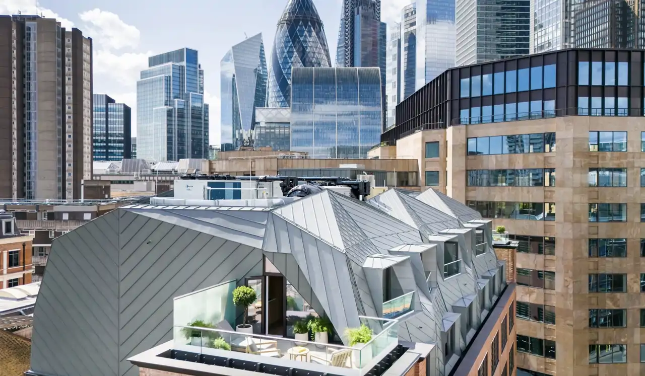 Un edificio rodeado de barrios emblemáticos en Londres.