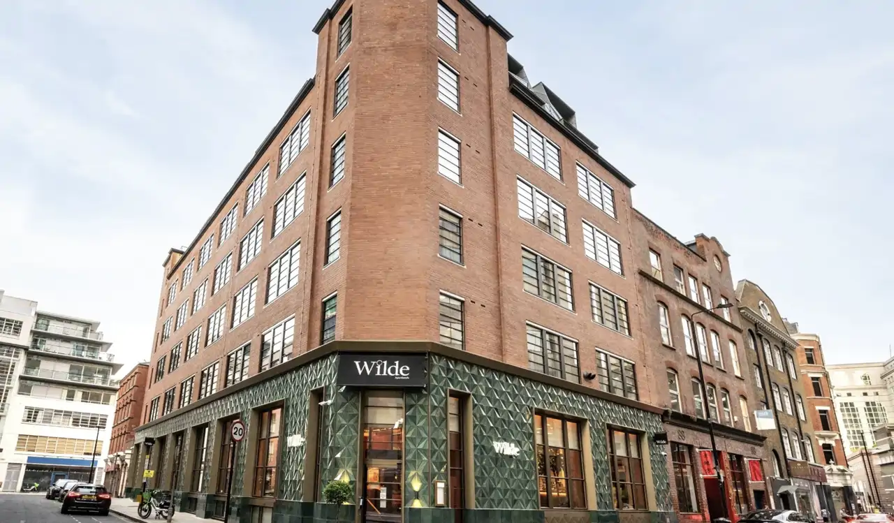 Wilde Liverpool Street se ubica en un edificio histórico.