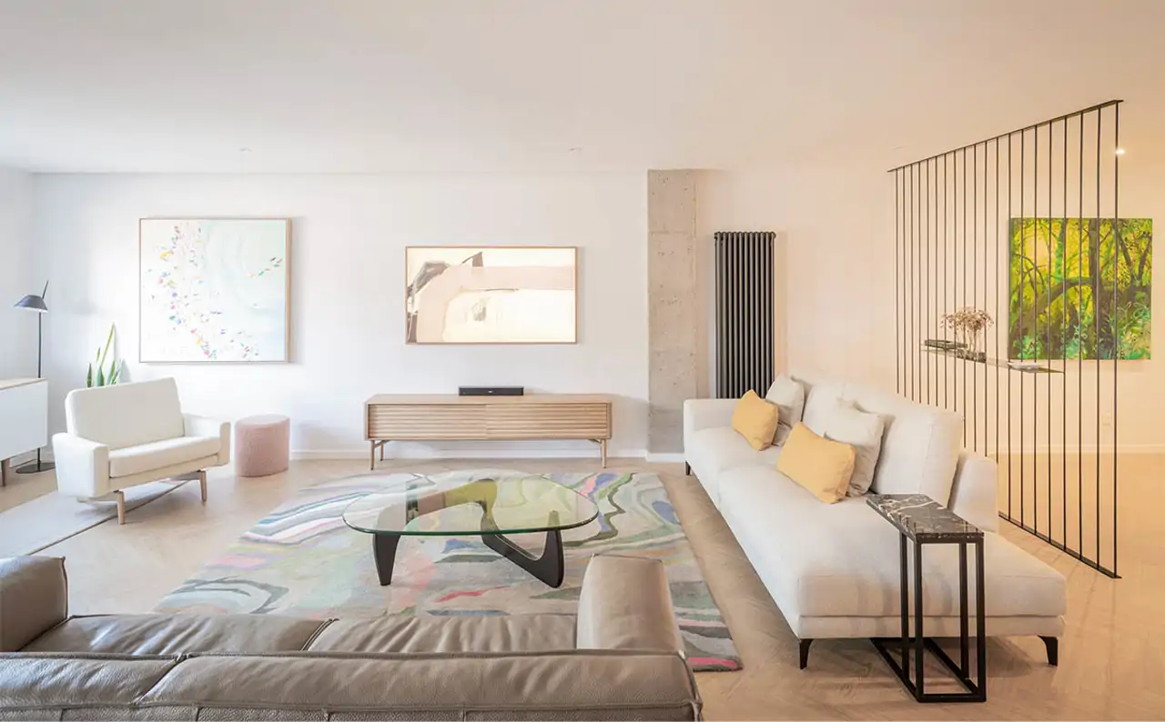 Estudio Paloma Ibarra salón con cuadros