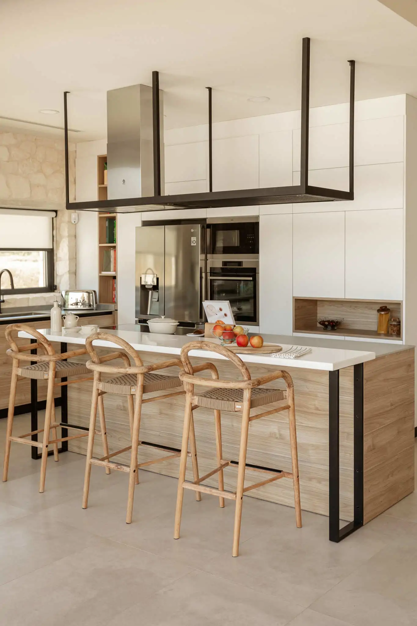 Una cocina con isla con aire rústico moderno