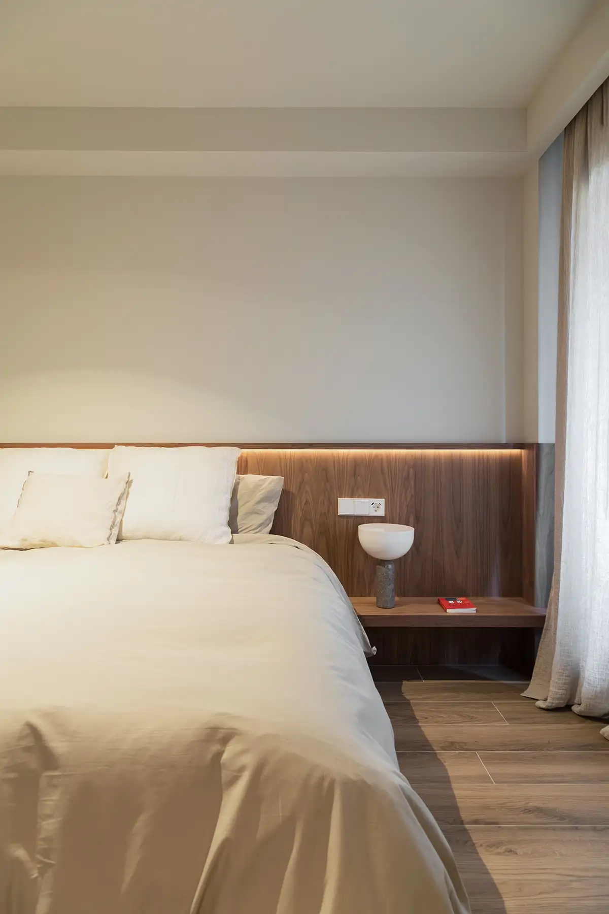 DORMITORIO. Textiles, de Yutes. Todo el mobiliario ha sido diseñado por la arquitecta. 